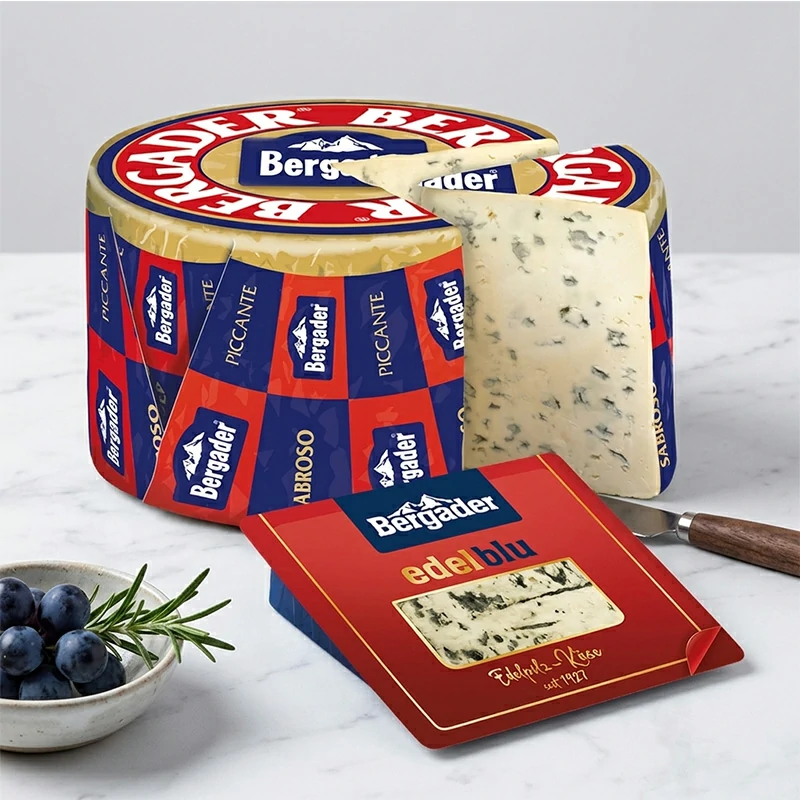 queso azul alemán Bergader cremoso de leche de vaca en bandeja listo para degustar
