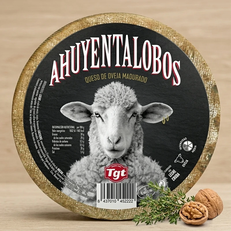 Pieza entera de 3kg de queso viejo de oveja Ahuyentalobos con corteza natural ocre.