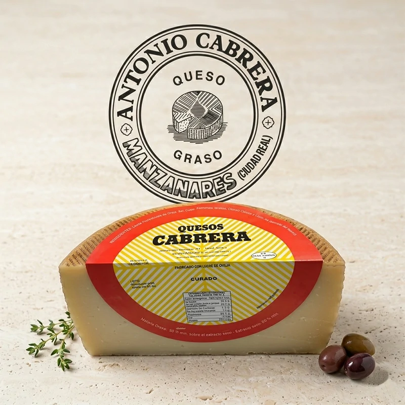 Queso manchego artesanal D.O. de Ciudad Real en tabla gourmet con textura firme y corteza natural.