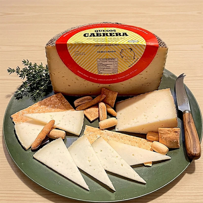 Queso semicurado de oveja manchega de Ciudad Real artesanal con textura firme y sabor equilibrado.