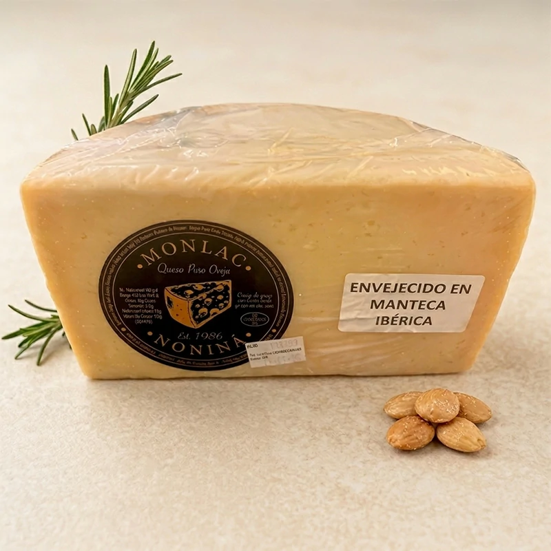 Queso de oveja curado en manteca ibérica en pieza gourmet con corteza natural y etiqueta artesanal.